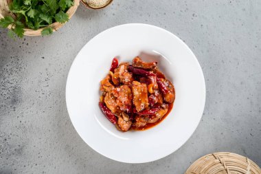 Biber soslu kızarmış domuz pirzolası. Yakın çekim.