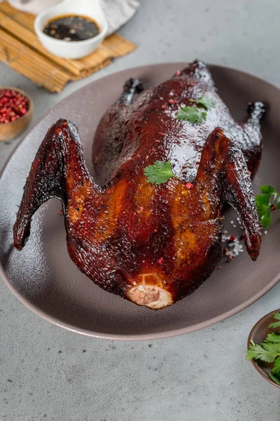 Pato Entero Cocido Horno Plato Primer Plano Disparo — Foto de Stock