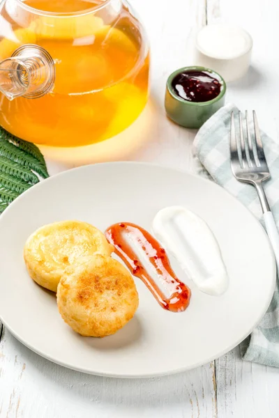 Два Творожных Блинчика Сметаной Вареньем Завтрак Крупный План — стоковое фото