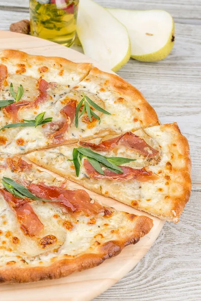 Pizza Con Pancetta Erbe Piatto Legno Primo Piano — Foto Stock