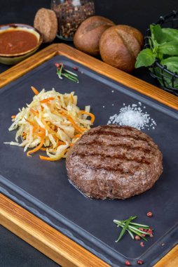 Sebzelerle servis edilen klasik ızgara biftek. Yakın çekim.
