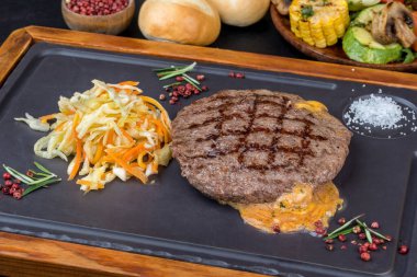 Peynirli ve sebzeli ızgara biftek. Yakın çekim.