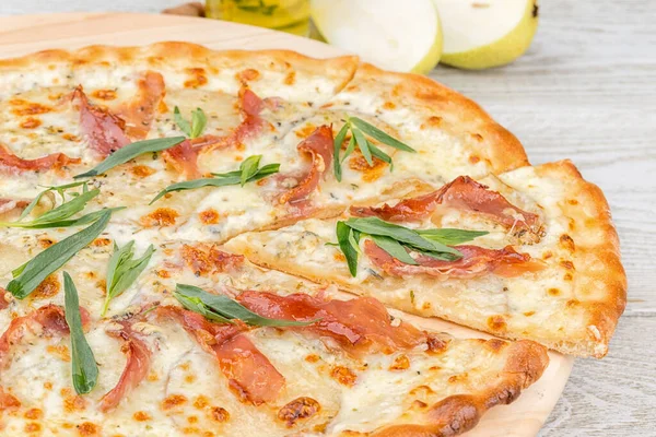 Pizza Med Bacon Och Örter Träplatta Närbild — Stockfoto