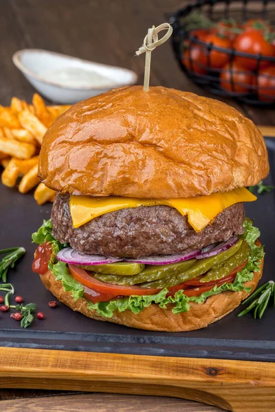 Hambúrguer Com Uma Costeleta Grande Legumes Com Batatas Fritas Imagem — Fotografia de Stock