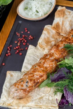 Pide ekmeği, nar ve sos ile kavrulmuş kebap. Yakın çekim.