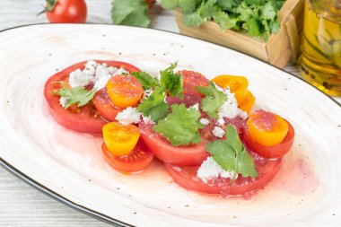 Taze otlu kırmızı ve sarı domates salatası. Yakın çekim.