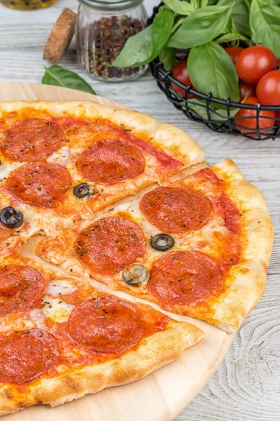 Pizza Salame Piccante Con Una Fetta Affettata Una Tavola Legno — Foto Stock