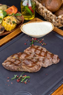 Siyah tahtada soslu ızgara domuz boynu. Yakın çekim.