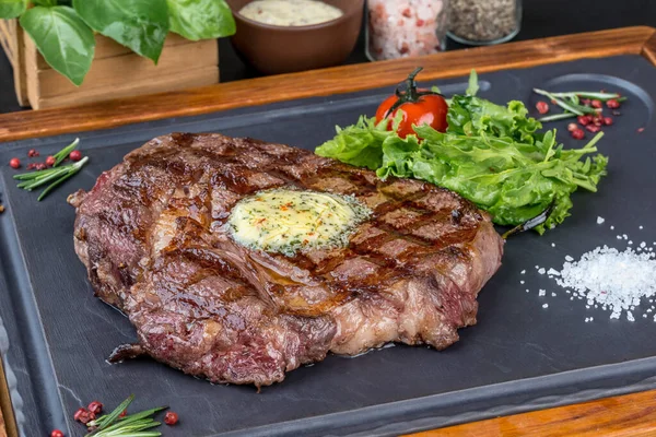 Steak Panggang Disajikan Pada Papan Tulis Hitam Tembakan Jarak Dekat — Stok Foto