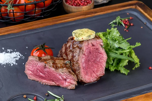 Steak Mignon Friss Fűszerekkel Egy Fekete Palatáblán Közelkép — Stock Fotó