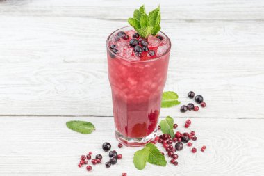Bardakta meyve suyu, şeffaf, naneli uzun bardak. Yakın çekim.