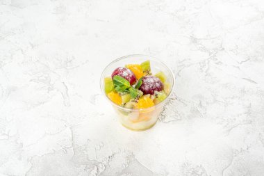 Şeffaf bardakta meyve salatası. Yakın çekim.