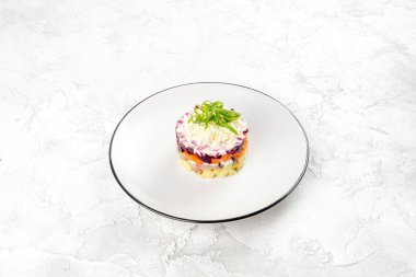 Beyaz, yuvarlak, cam tabakta salata. Yakın çekim.