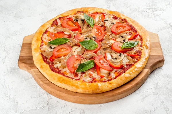 Rund pizza med svamp och tomater på en träskiva — Stockfoto