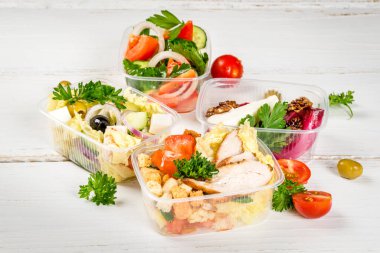 Plastik kaplarda çeşitli salatalar var. Yakın çekim.