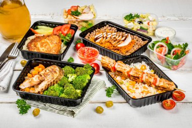 Yukarıdan yakın plan çekilmiş plastik kaplarda birkaç tabak var.
