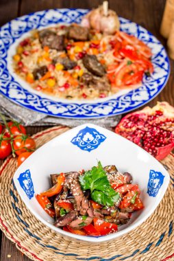 Fırında patlıcan salatası, sebzeli ve kalıplı bir tabakta. Yakın çekim.