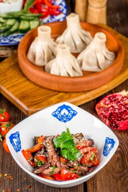 Fırında patlıcan salatası, sebzeli ve kalıplı bir tabakta. Yakın çekim.