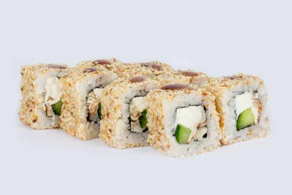 Снимок суши на белом фоне — стоковое фото