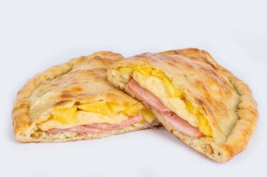 Tenderloin için beyaz bir tabakta Calzone kesimi
