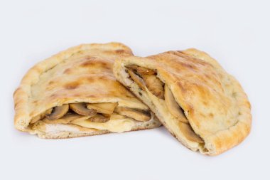 Tenderloin için beyaz bir tabakta Calzone kesimi