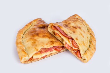 Tenderloin için beyaz bir tabakta Calzone kesimi