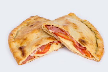 Tenderloin için beyaz bir tabakta Calzone kesimi