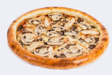 Beyaz tabakta mantarlı pizza yakın plan.