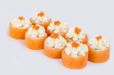 Kesmek için arka planda beyaz bir suşi görüntüsü