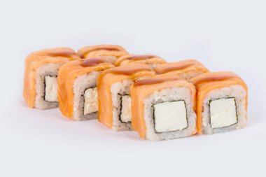 Kesmek için arka planda beyaz bir suşi görüntüsü