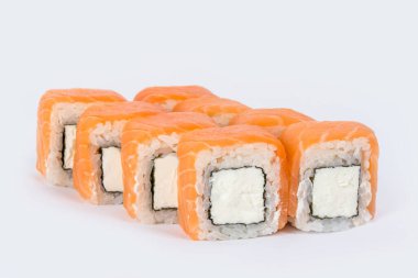 Kesmek için arka planda beyaz bir suşi görüntüsü