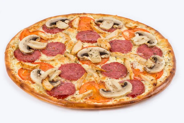 Fertigpizza Mit Wurst Und Pilzen Auf Weißem Hintergrund Gefilmt — Stockfoto