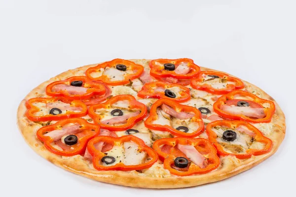 Gotowy Okrągły Pizza Pieprzem Strzał Białym Talerzu Zbliżenie — Zdjęcie stockowe