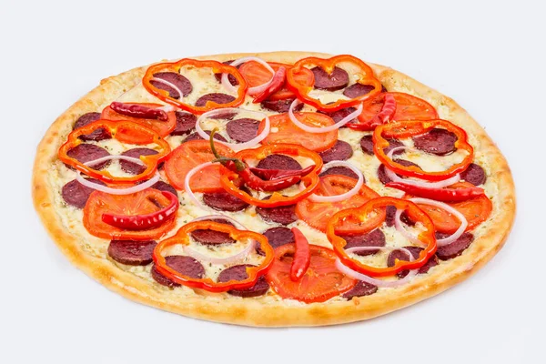 Pizza Pronta Con Salsiccia Pepe Pomodori Formaggio Piatto Bianco — Foto Stock