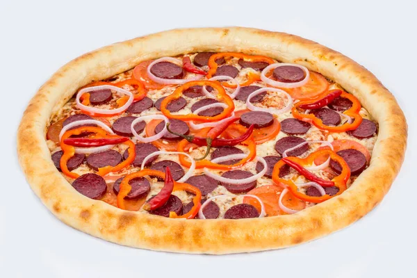 Gotowa Pizza Kiełbasą Pieprzem Pomidorami Serem Białym Talerzu — Zdjęcie stockowe