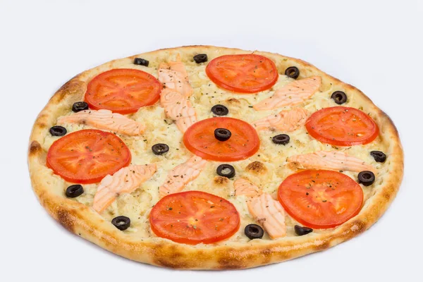 Pizza Com Tomates Azeitonas Peixe Tiro Close Prato Branco — Fotografia de Stock