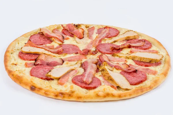 Pizza Com Diferentes Tipos Carne Uma Placa Branca Close Shot — Fotografia de Stock