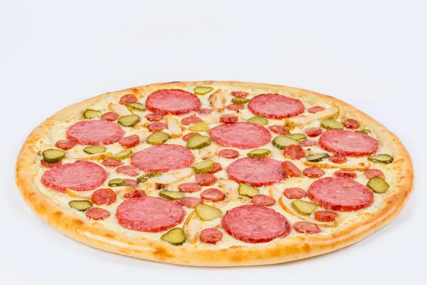 Pizza Com Salsicha Picles Queijo Prato Branco Tiro Close — Fotografia de Stock