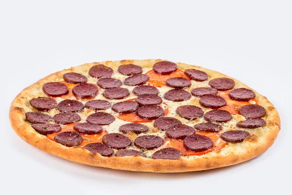 Pepperoni Pizza Shot Een Witte Plaat Onder Haasje Close — Stockfoto
