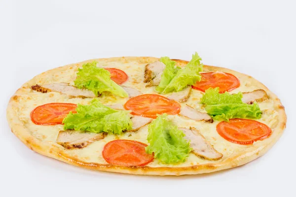 Caesar Pizza Med Färsk Sallad Och Tomater Vit Tallrik Närbild — Stockfoto