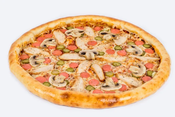 Pizza Con Funghi Sottaceti Salsiccia Piatto Bianco Vicino — Foto Stock