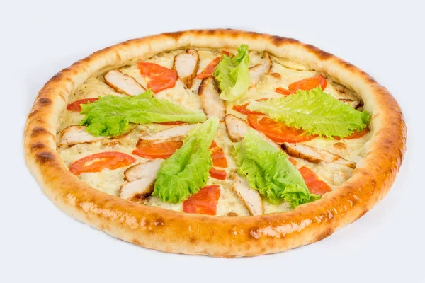 Caesar Pizza Med Färsk Sallad Och Tomater Vit Tallrik Närbild — Stockfoto