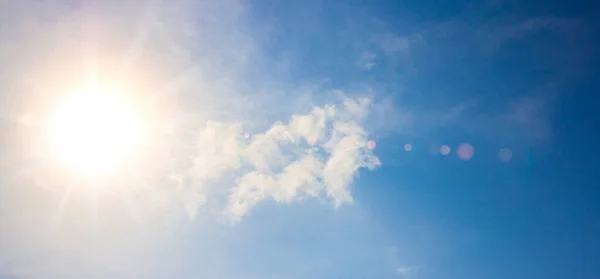 Modrá Obloha Měkkými Mraky Sluncem — Stock fotografie