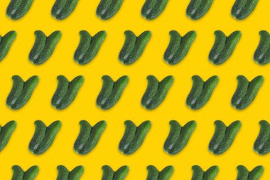 Sarı arka planda çirkin salatalık deseni