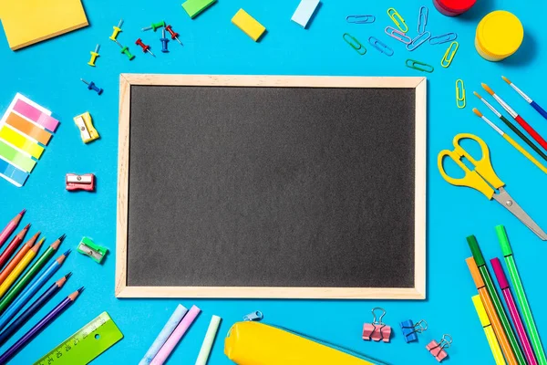 Conceito Voltar Escola Chalk Board Quadro Lápis Coloridos Canetas Marcadores — Fotografia de Stock