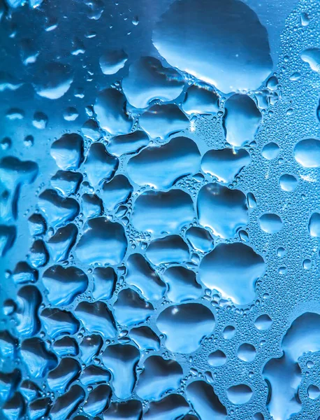 Água Azul Cai Sobre Vidro Fundo Abstrato Grandes Pequenas Gotas — Fotografia de Stock