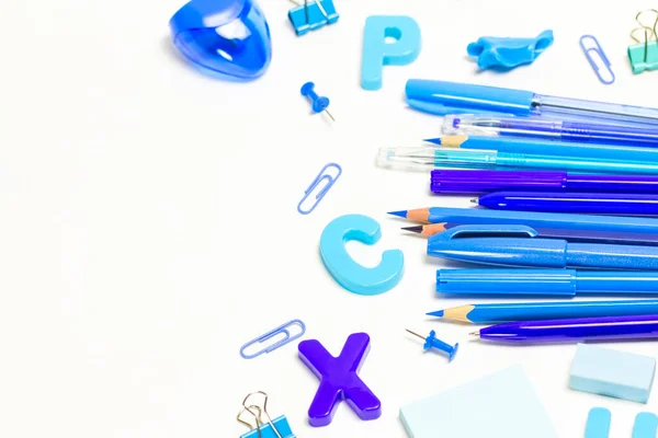 Concept Retourner École Fournitures Scolaires Bleues Crayons Stylos Marqueurs Trombones — Photo
