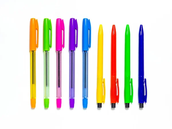 Разноцветные Ручки Лежат Ровно Ряд Белом Фоне Канцтовары Школьные Принадлежности — стоковое фото