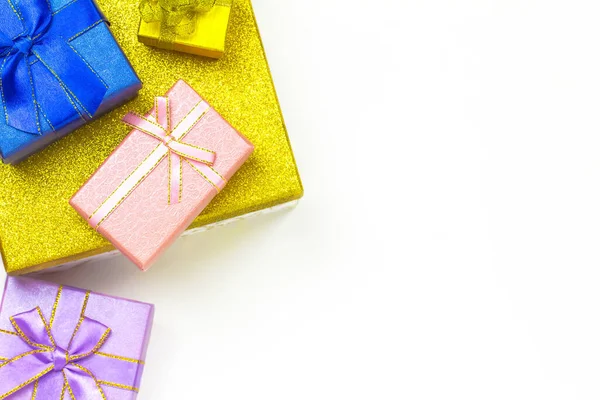 Caja de regalo púrpura, rosa, azul y oro con fondo blanco. Tarjeta de felicitación de vacaciones. Navidad, año nuevo, cumpleaños. Espacio para texto — Foto de Stock