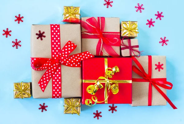 Conjunto de cajas de regalo rojas, doradas y beige sobre fondo azul. Tarjeta de felicitación de vacaciones. Navidad, Año Nuevo, cumpleaños — Foto de Stock